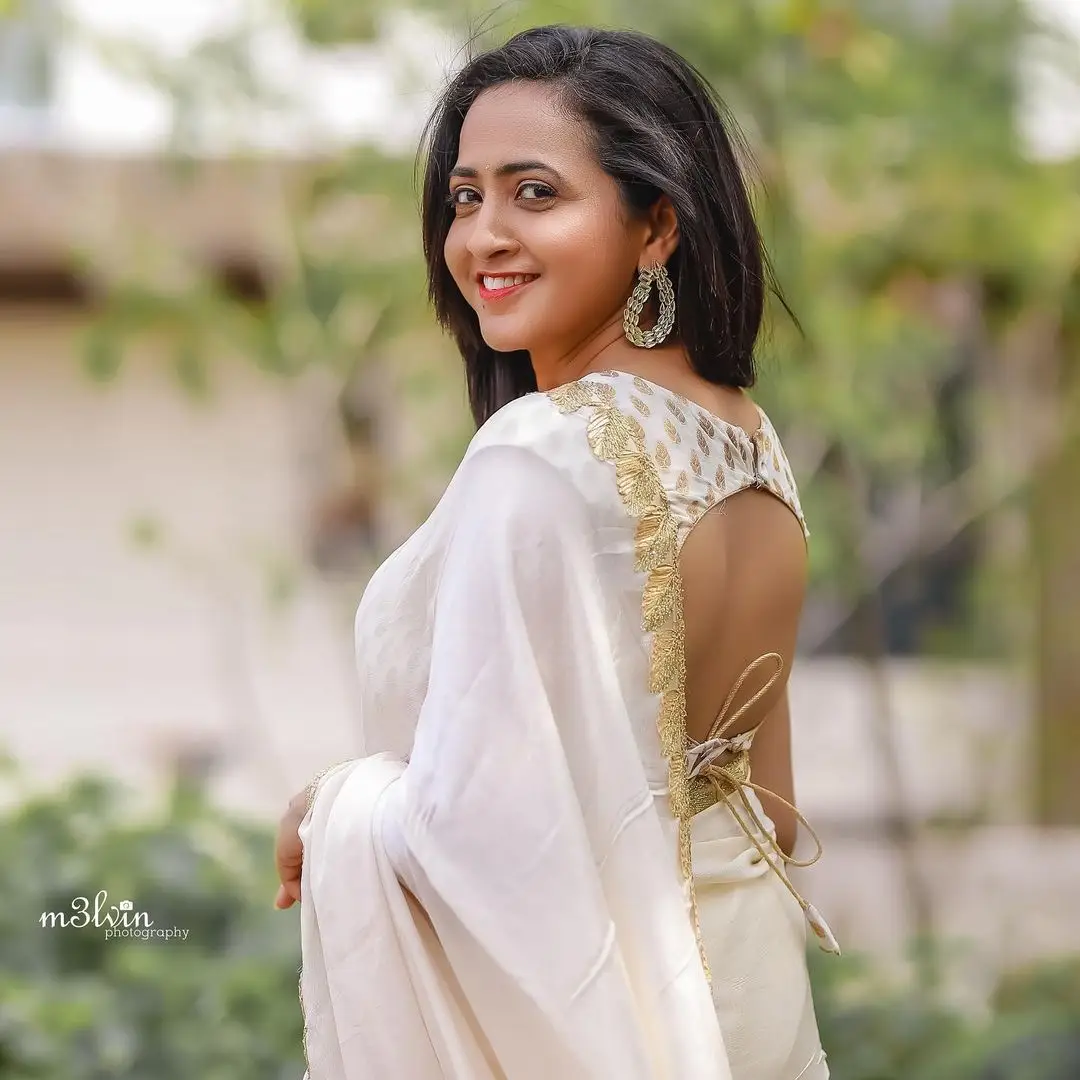 Tamil Girl Lasya Manjunath Wearing White Saree Sleeveless Blouse